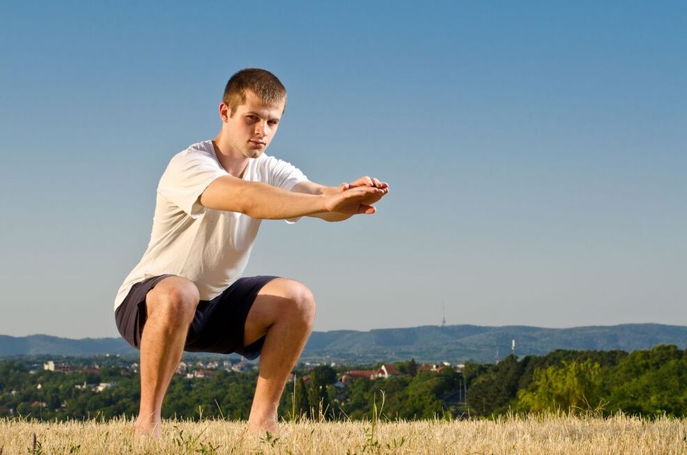 Il rafforzamento della forza maschile è facilitato da esercizi fisici speciali come gli squat. 